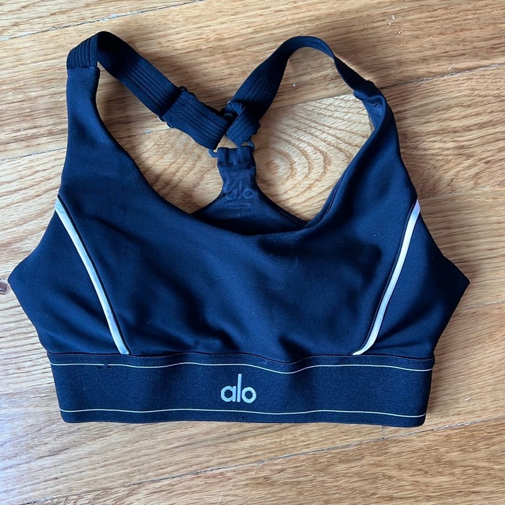 Alo sports bra. Barely worn. Selling the matching leggings, see listings